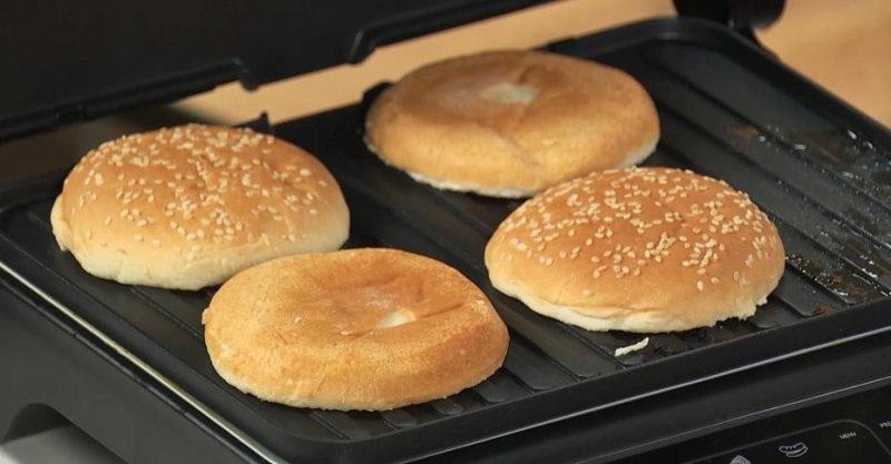 Бургер с сальсой из жареного ананаса