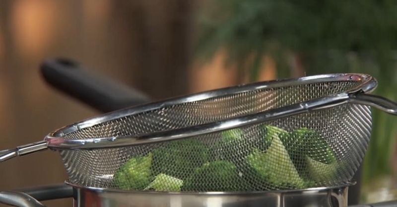 Филе лосося в апельсиновой глазури с гречневой лапшой