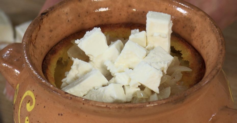 Запеканка с картошкой и кукурузной мукой в горшочке