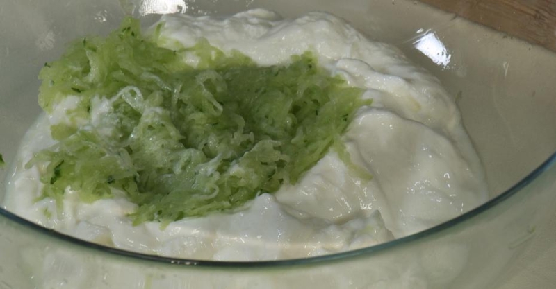 Овощной салат с маслинами и дзадзики