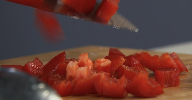 Курица с жаренной капустой и яйцом