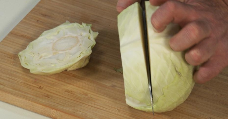 Говядина в красном вине и стейк из капусты