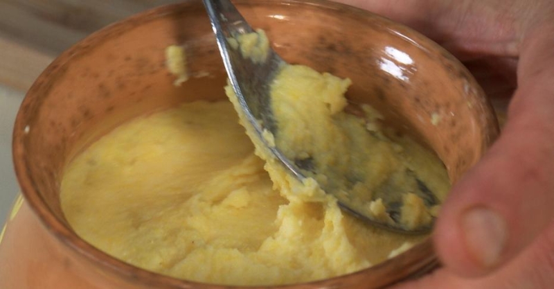 Запеканка с картошкой и кукурузной мукой в горшочке