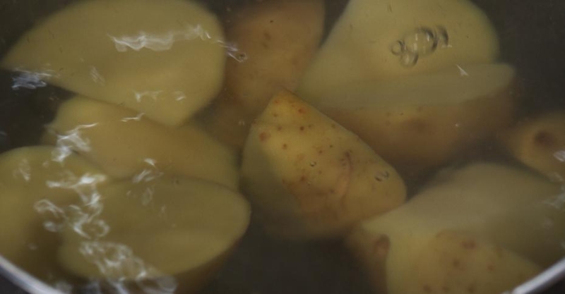 Версия бефстроганов в сливочно-горчичном соусе и картофельным пюре