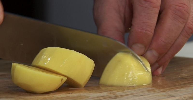 Запеканка с картошкой и кукурузной мукой в горшочке