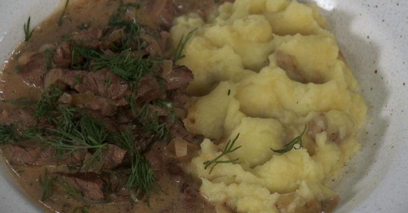 Версия бефстроганов в сливочно-горчичном соусе и картофельным пюре