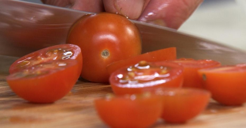 Овощной салат с маслинами и дзадзики