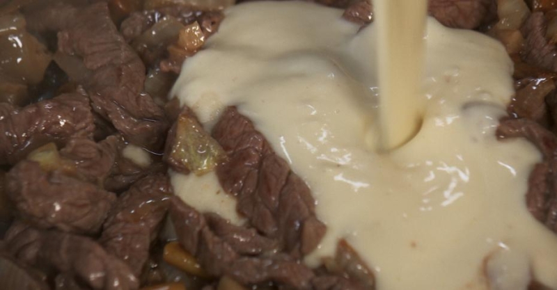 Бефстроганов с грибами и картофельным пюре