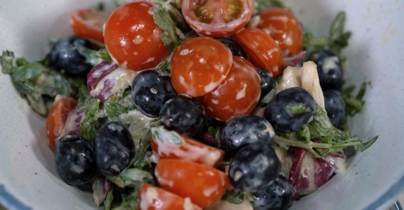 Овощной салат с маслинами и дзадзики