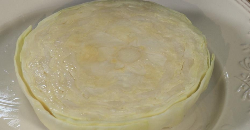 Говядина в красном вине и стейк из капусты