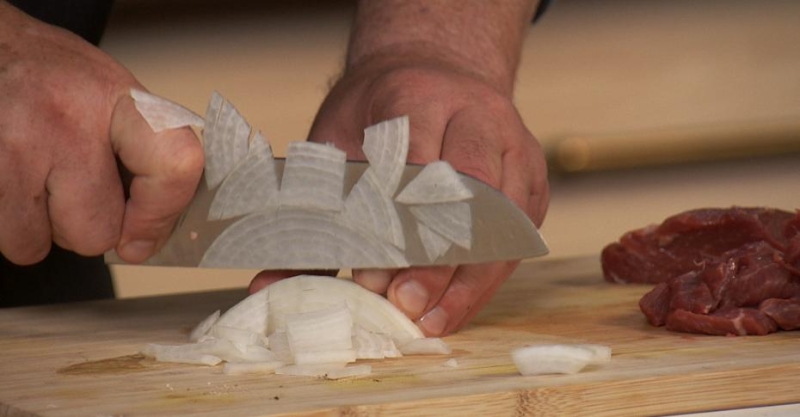 Версия бефстроганов в сливочно-горчичном соусе и картофельным пюре