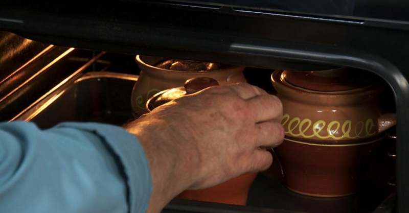 Запеканка с картошкой и кукурузной мукой в горшочке