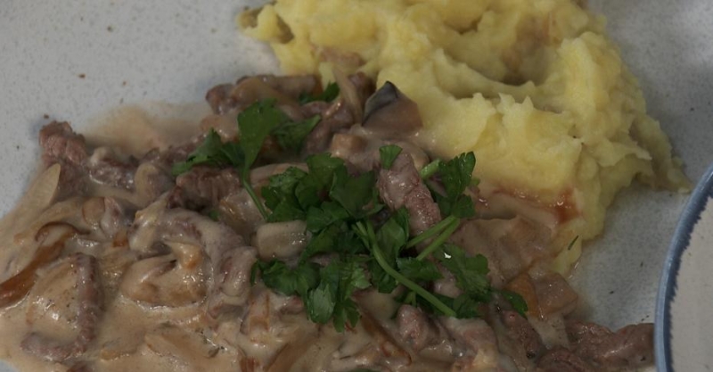 Бефстроганов с грибами и картофельным пюре