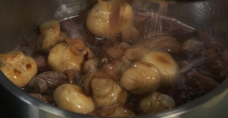 Говядина в красном вине и стейк из капусты