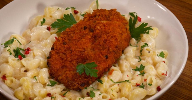 Паста а-ля Альфредо и курица в красной панировке