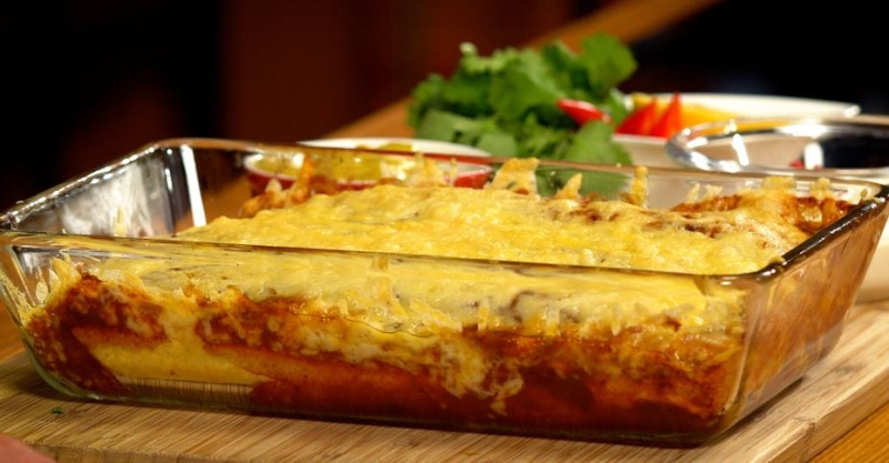 Энчиладас с курицей в соусе