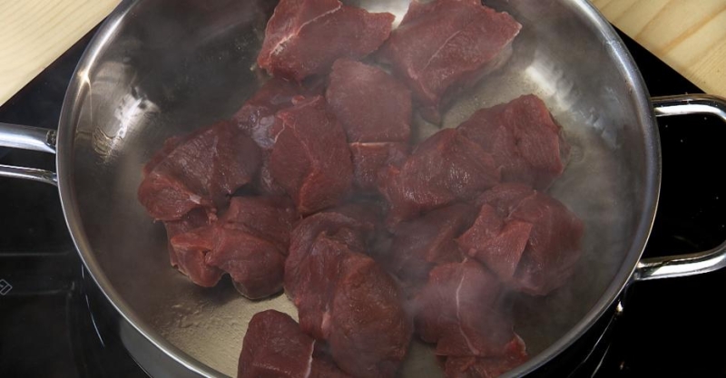 Жаркое с олениной и брусничным соусом