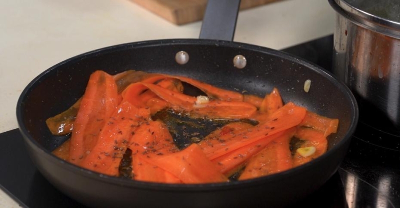 Говяжий стейк с гарниром из моркови