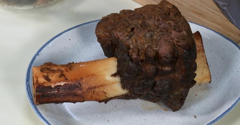 Томленая говяжья голяшка