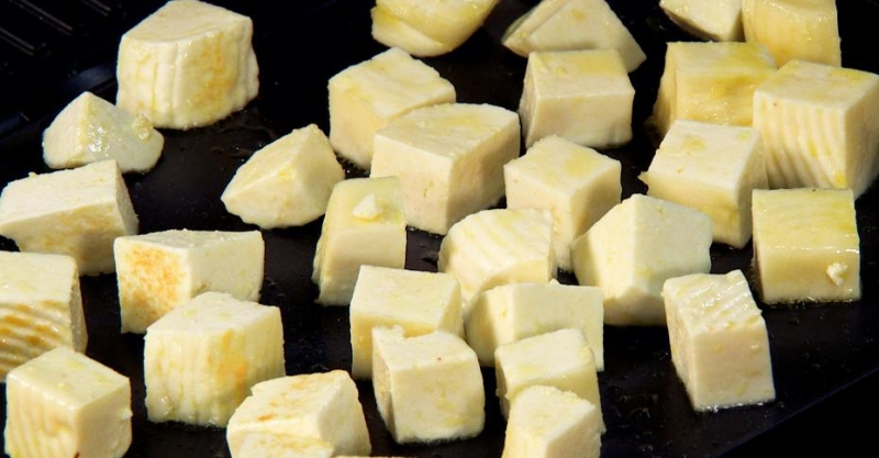 Жареный адыгейский сыр с томатным вареньем