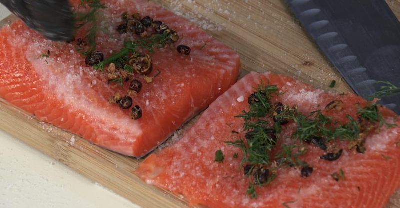Малосольная форель с можжевельником и укропом