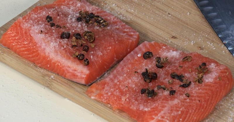 Малосольная форель с можжевельником и укропом