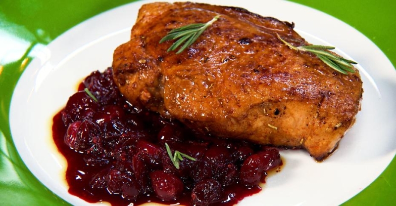 Свинина с ягодным соусом