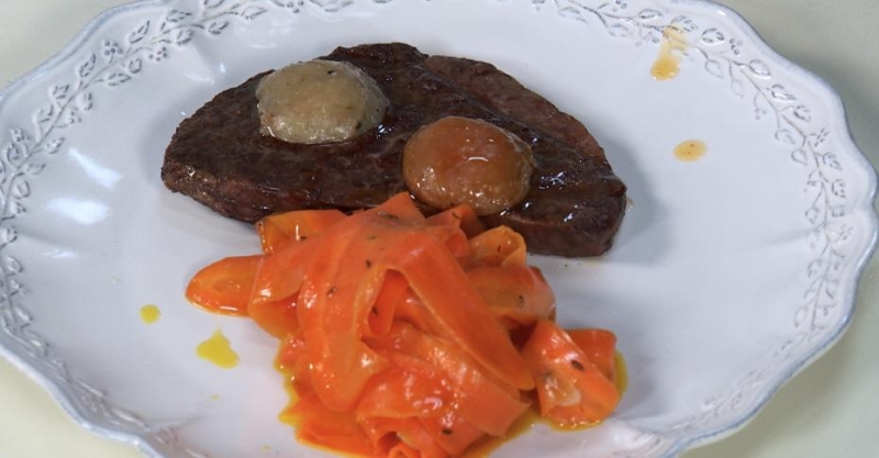 Говяжий стейк с гарниром из моркови