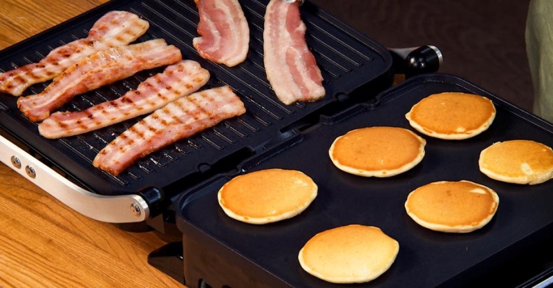 Панкейки с беконом и кленовым сиропом