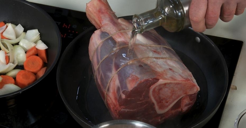 Томленая говяжья голяшка