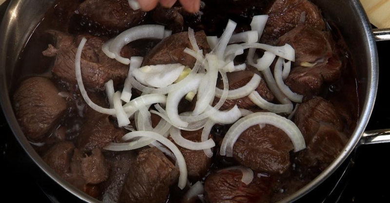 Жаркое с олениной и брусничным соусом