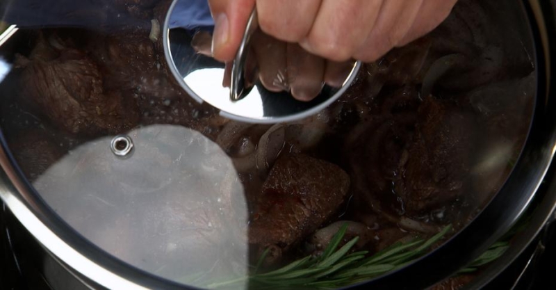 Жаркое с олениной и брусничным соусом