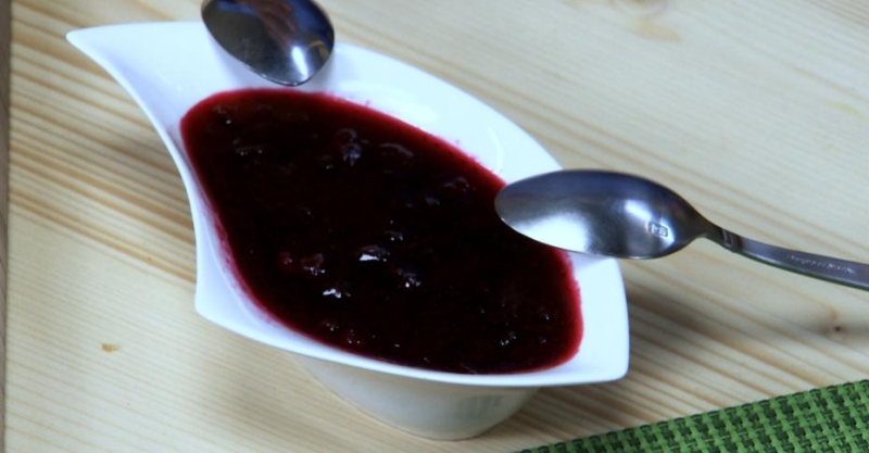 Жаркое с олениной и брусничным соусом