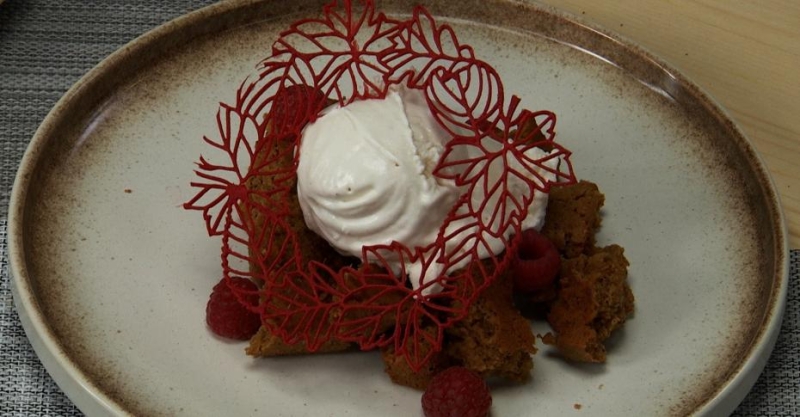 Коломенская коврижка с мороженым из печёных яблок