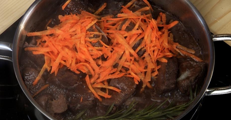 Жаркое с олениной и брусничным соусом