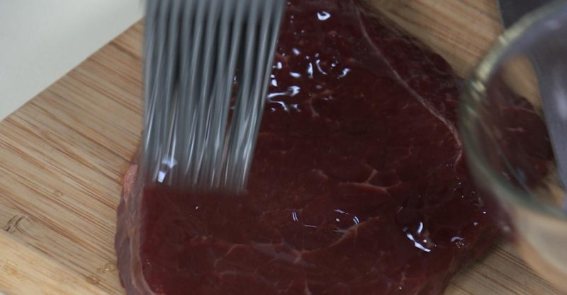 Говяжий стейк с гарниром из моркови