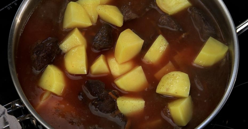 Жаркое с олениной и брусничным соусом