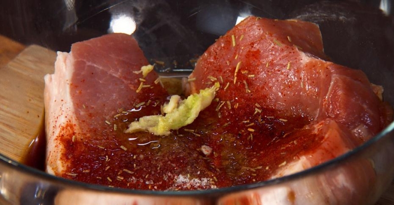 Свинина с ягодным соусом