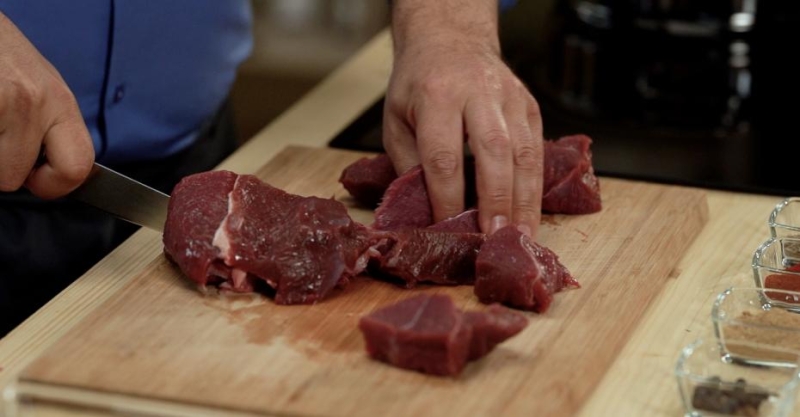 Жаркое с олениной и брусничным соусом