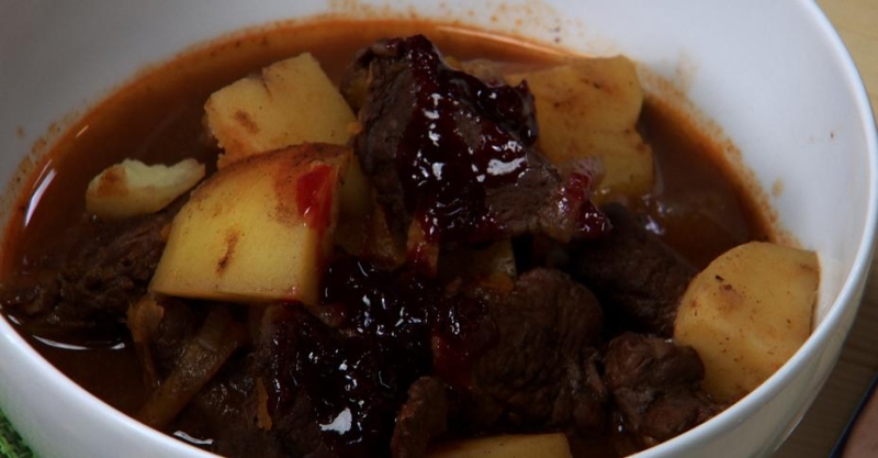 Жаркое с олениной и брусничным соусом