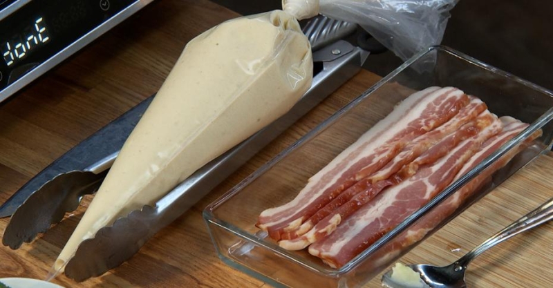 Панкейки с беконом и кленовым сиропом