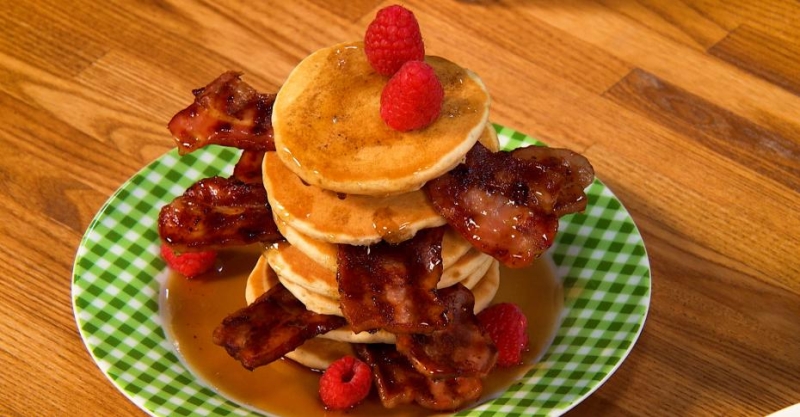 Панкейки с беконом и кленовым сиропом
