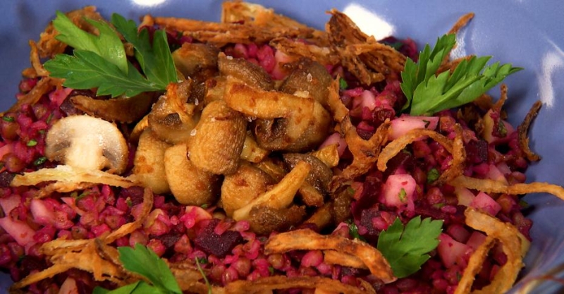 Гречка с мочёными яблоками и свёклой