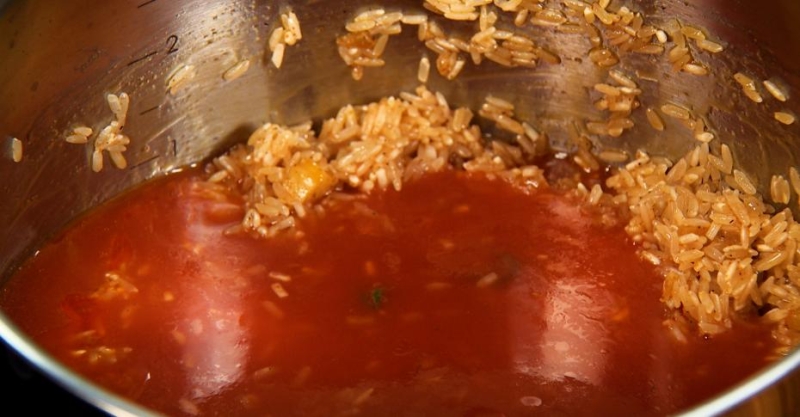 Томатный острый рис с курицей