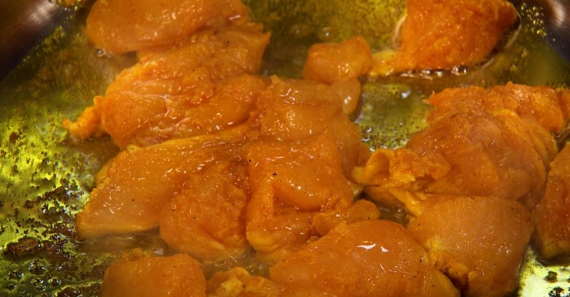 Томатный острый рис с курицей