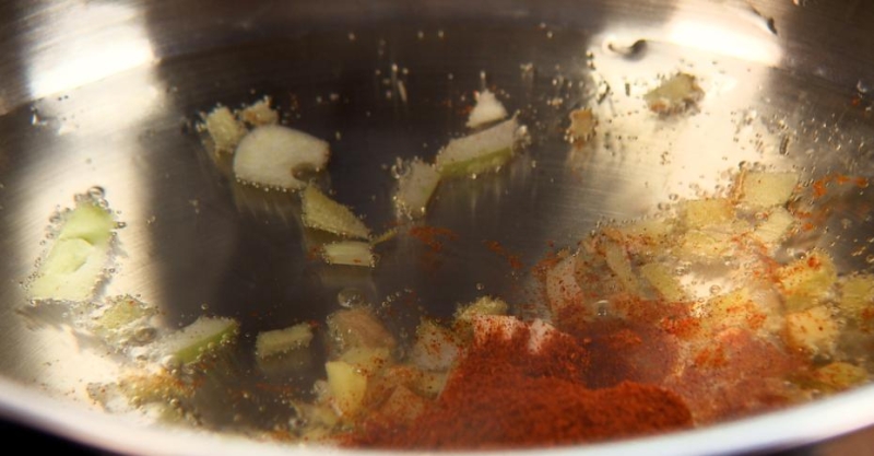 Томатный острый рис с курицей
