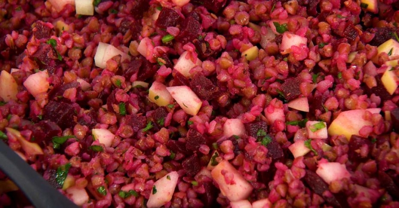 Гречка с мочёными яблоками и свёклой