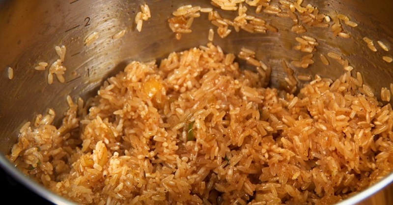 Томатный острый рис с курицей