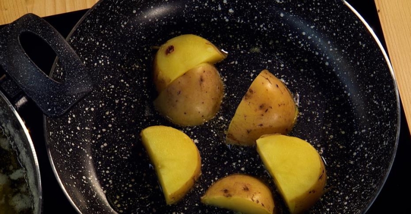 Салат с сомом и мочёными яблоками