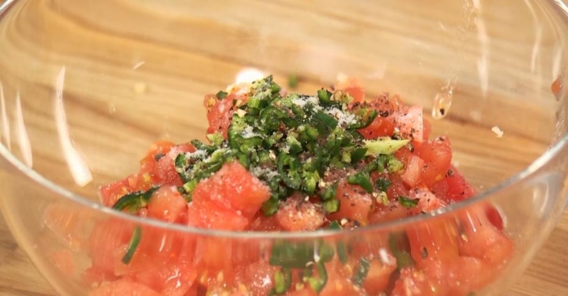 Запечённый батат с соусом и домашними лепёшками